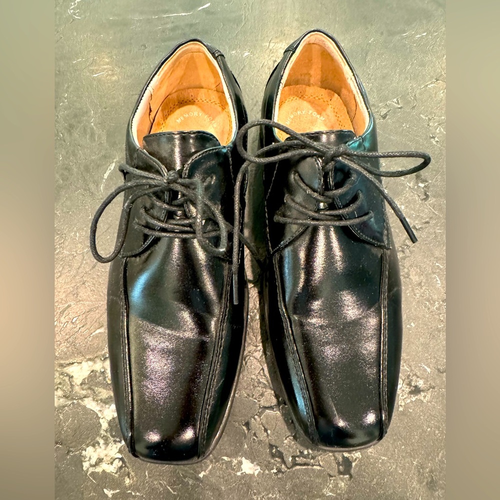 Florsheim Boys Size 5.5 Black Dress Shoes